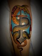 腿部时尚经典的船锚与蛇纹身图案