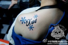 女生肩背时尚漂亮的彩色雪花纹身图案