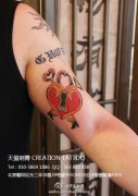 男人手臂内侧时尚流行的爱心锁纹身图案