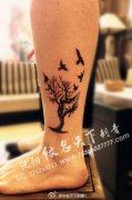 腿部经典时尚的图腾树与小鸟纹身图案