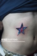 男生腹部超帅的彩色星空五角星纹身图案