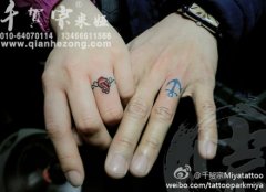 手指时尚精美的船锚与玫瑰花纹身图案