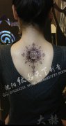 女生背部时尚经典的藤蔓花卉纹身图案