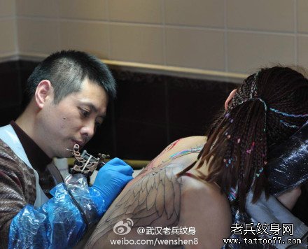 2012年12月19日武汉老兵制作满背翅膀纹身图案过程