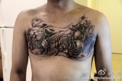 男人前胸帅气超酷的兔子与牛纹身图案