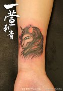 女生手臂可爱时尚的独角兽纹身图案