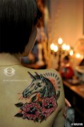 女生肩背时尚流行的独角兽纹身图案