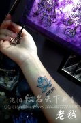 女生手臂小巧时尚的彩色莲花纹身图案