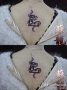 女生背部小蛇与字母纹身图案