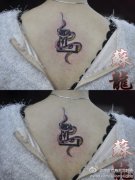 女生背部小蛇与字母纹身图案