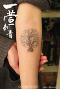 女生手臂小巧时尚的小树纹身图案