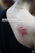 女生肩背小巧简单的小鱼纹身图案