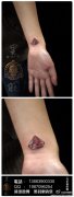 女生手腕流行小巧的钻石纹身图案