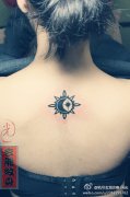 女生背部太阳月亮星星纹身图案