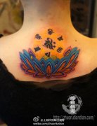 女生背部漂亮时尚的彩色莲花纹身图案