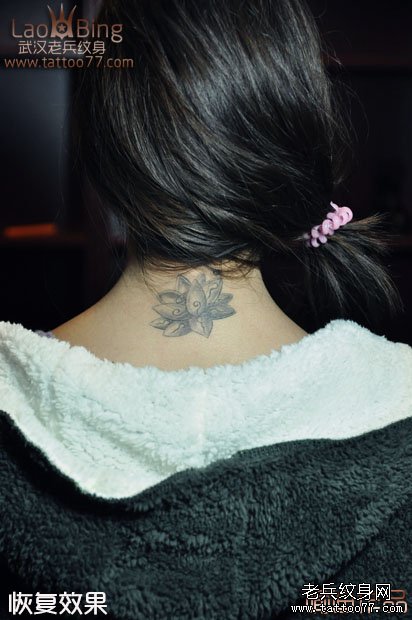 武汉纹身师喻迪制作的颈部素描莲花纹身图案作品恢复后