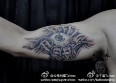 手臂侧内时尚经典的机械眼睛纹身图案