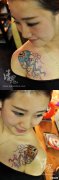 美女肩膀处时尚漂亮的水母纹身图案