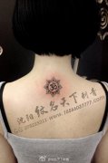 女生背部小巧精美的梵文与莲花纹身图案