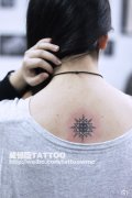 女生背部唯美时尚的藤蔓纹身图案