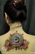 美女背部时尚好看的船舵纹身图案