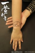女生手腕小巧时尚的小象纹身图案