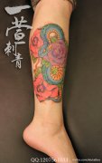 腿部漂亮精美的彩色蛇与玫瑰花纹身图案