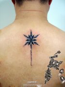 男人背部精美时尚的雪花纹身图案