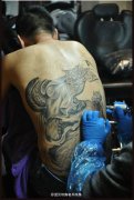 武汉老兵纹身店制作满背二郎神纹身图案现场