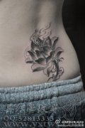 美女腰部唯美时尚的黑白莲花纹身图案