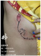 美女胸部唯美好看的小莲花与字母纹身图案