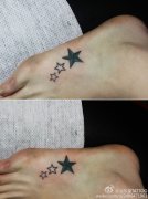 女生脚部小巧精美的星星五角星纹身图案
