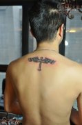 武汉纹身师制作的后背十字架翅膀纹身图片作品