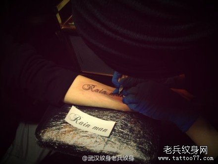 2013年2月16日帅哥纹身师正在制作手部字母纹身图案现场