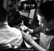 2013年2月17日疯子打造手臂纹身图案作品现场