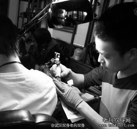 2013年2月17日疯子打造手臂纹身图案作品现场
