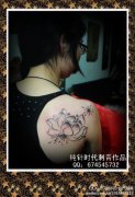 女人肩背时尚唯美的水墨莲花纹身图案
