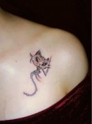 美女胸前小巧可爱的猫咪纹身图案