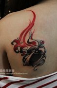 女生肩背精美流行的爱心火焰纹身图案