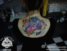 女生背部时尚流行的独角兽纹身图案