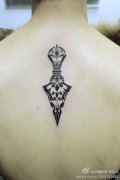 男人背部时尚经典的图腾降魔杵纹身图案