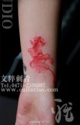 女生手腕精美时尚的彩色水墨小金鱼纹身图案