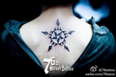 女生背部精美帅气的五芒星纹身图案