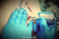 2013年2月23日武汉老兵制作颈部万字符纹身图案过程