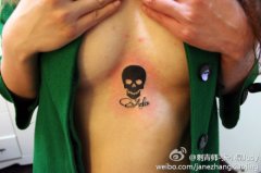 女生胸部小巧时尚的图腾骷髅与字母纹身图案