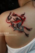 女生肩背时尚可爱的大象纹身图案