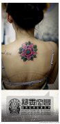 女生背部流行时尚的花卉纹身图案
