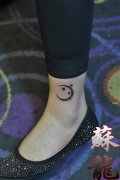 女生腿腕处唯美流行的月亮星星纹身图案