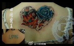 女生背部唯美经典的爱心莲花牡丹花纹身图案
