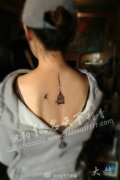 女生部位小巧时尚的小鸟鸟笼纹身图案